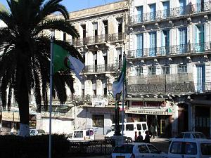 ORAN 10 2005 092 ANCIENS IMMEUBLES EN TOURANT LA MAIRIE